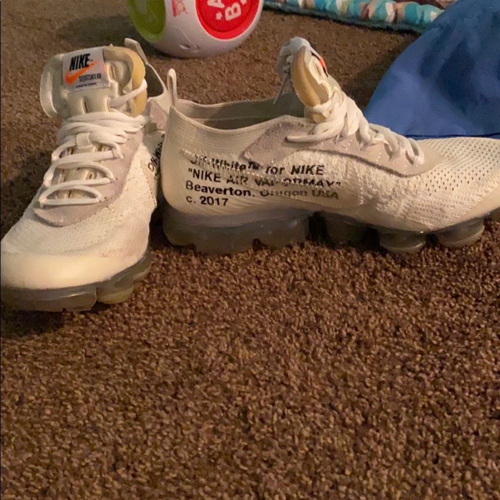Nike vapor max off whites